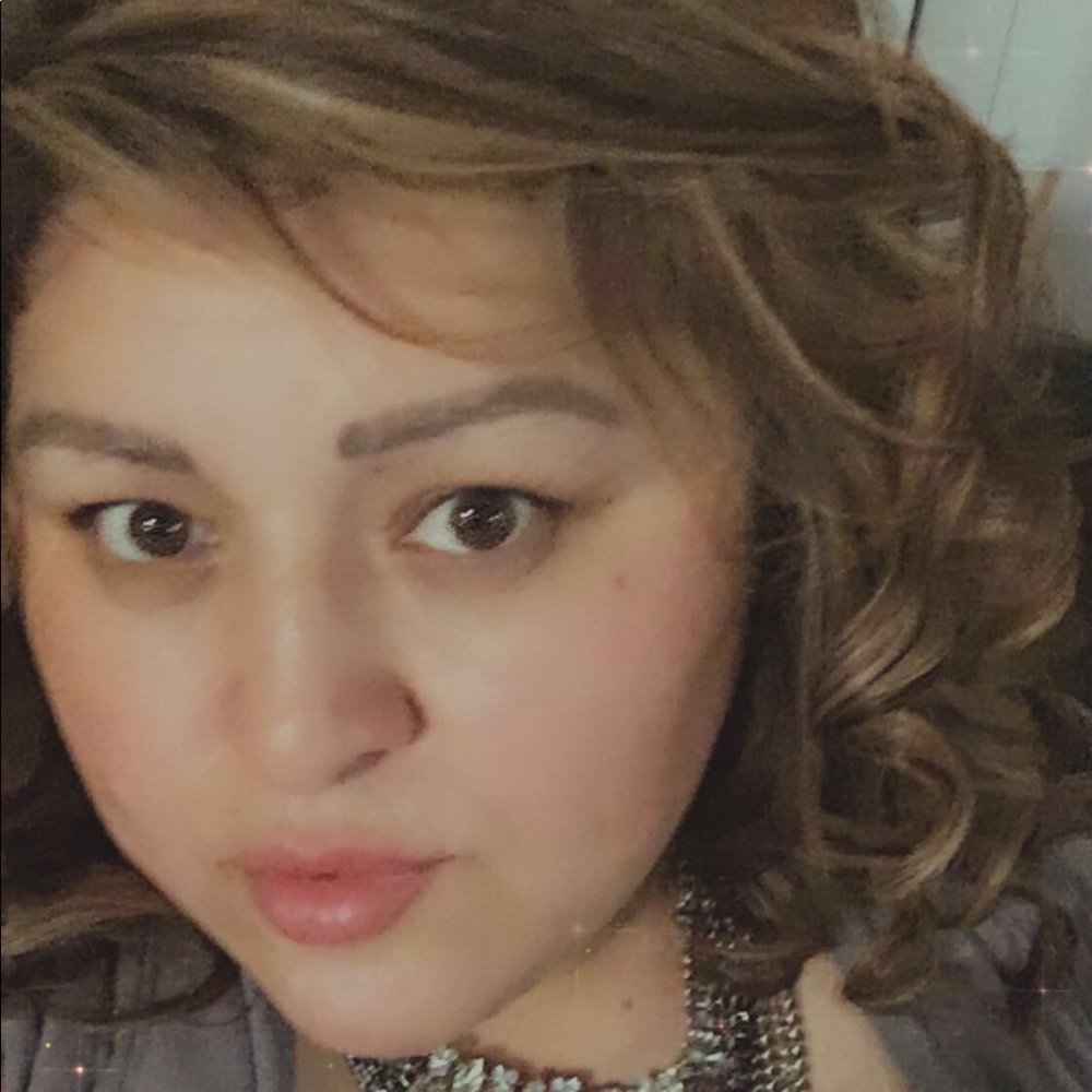 Meet your Posher, Elia